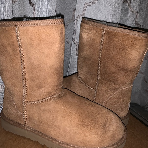 Like new Uggs. Kept in storage. No odor Size 8. Nice & comfy!! - Picture 8 of 10